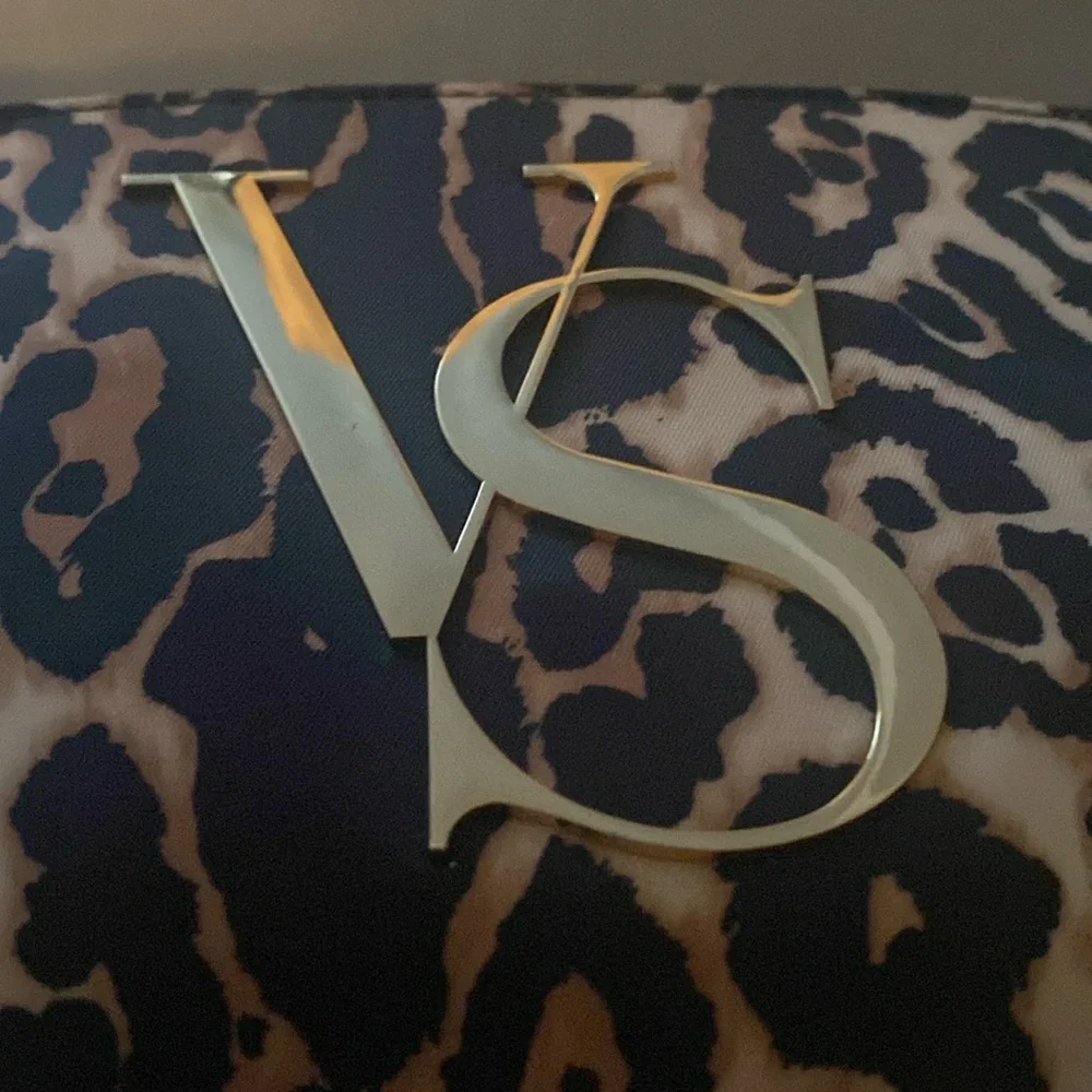 VICTORIA'S SECRET New Cheetah 🐆 Print Makeup Cosmetic Bag limited edition print